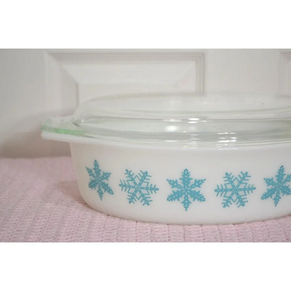 VTG Pyrex Turquoise On White Snowflake Covered Casserole w/ Lid, #045, 2 1/2 Qt